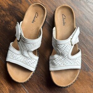 Clarks sandals shoes white size 7.5 (BL)
